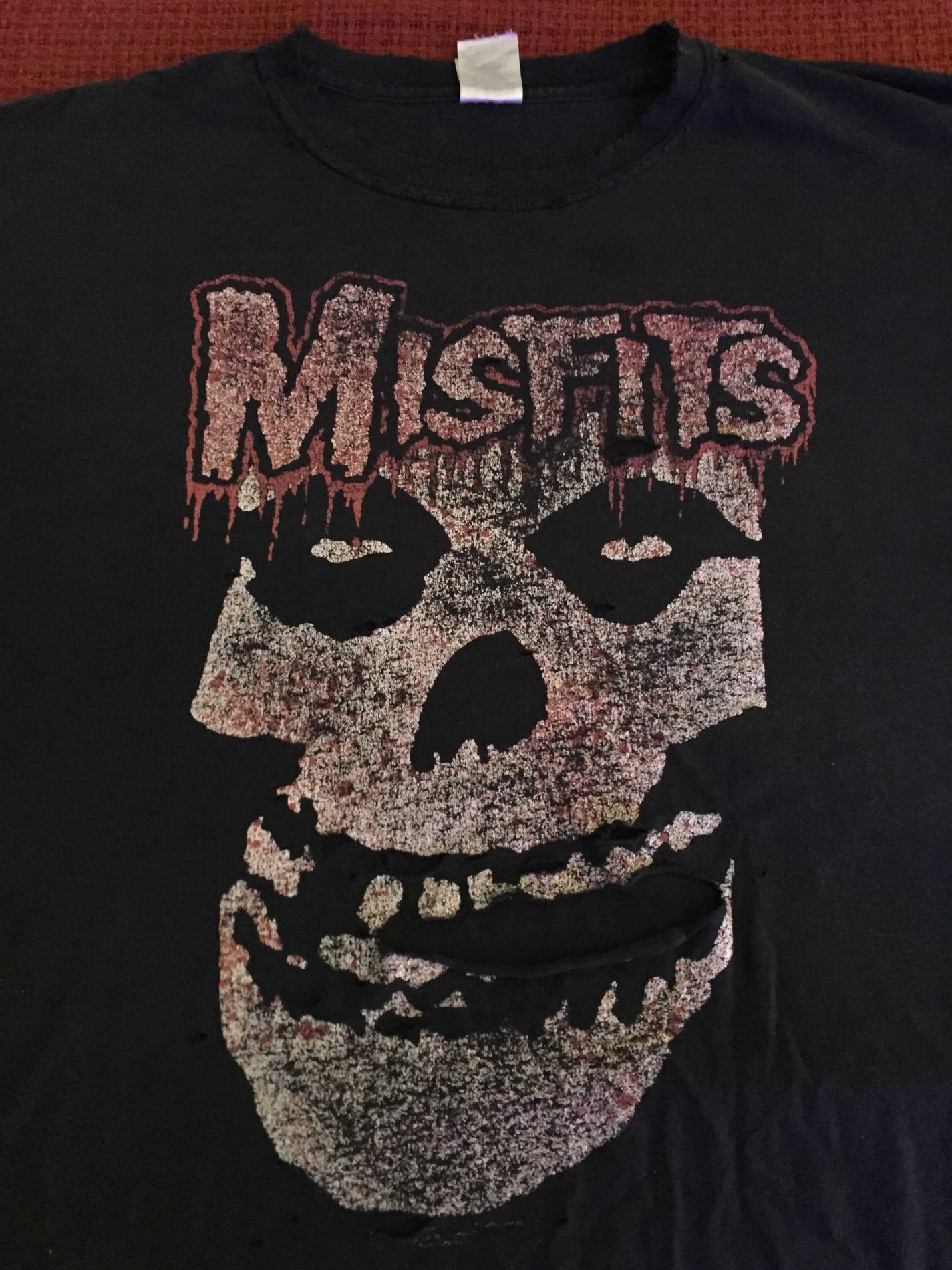 Horror Cornucopia - Misfits shirt transformation into a 3D skull - 01